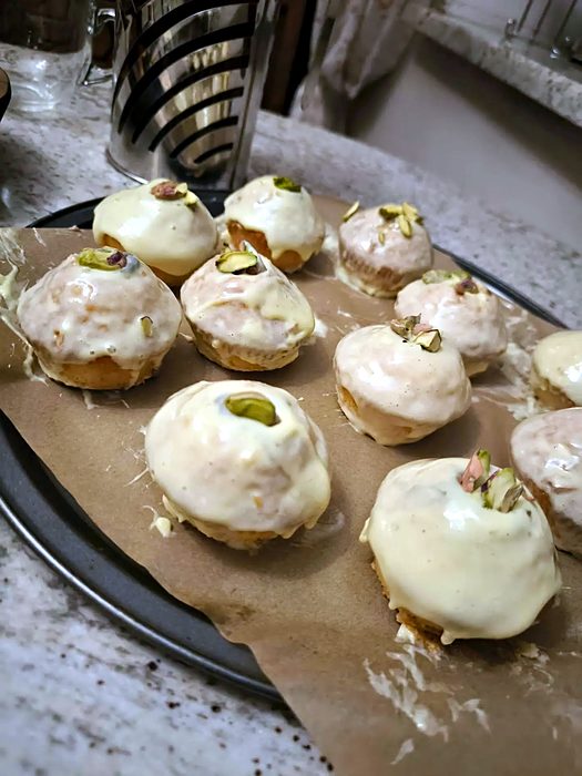 Булочки с глазурью и фисташкой